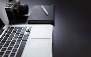 LPL赛事整活：当解说看领先一万六还是没推掉时...