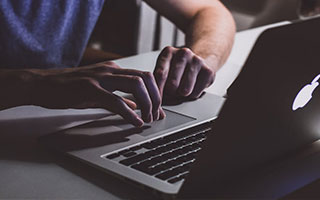 LPL赛事整活：当解说看领先一万六还是没推掉时...