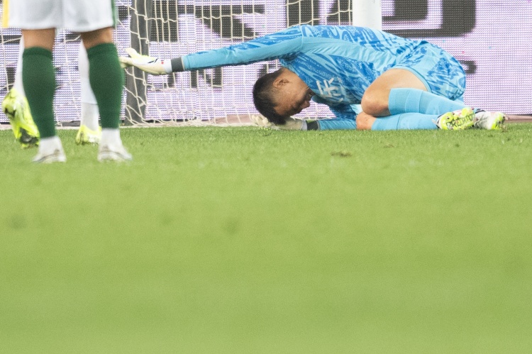 记者：此前受重伤的韩佳奇随国安冬训，目前不具备打比赛的条件