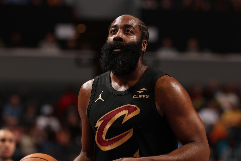 开云体育官网-哈登18+8加盟全胜！骑士险胜黄蜂豪取7连胜 米切尔32分克努33分